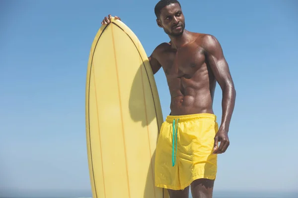 Vista Frontal Guapo Surfista Afroamericano Con Una Tabla Surf Una —  Fotos de Stock