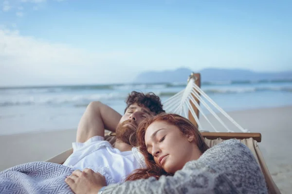 Vooraanzicht Van Ontspannen Kaukasische Paar Slapen Hangmat Strand Oceaan Achtergrond — Stockfoto