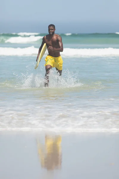 Вид Красивого Fit Афро Американських Чоловіків Серфер Жовтою Дошки Серфінгу — стокове фото