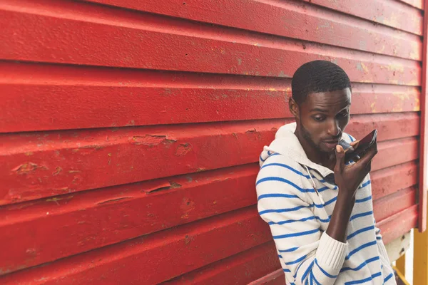 Vooraanzicht Van Knappe Afro Amerikaanse Man Praten Mobiele Telefoon Terwijl — Stockfoto