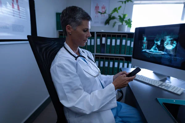 Seitenansicht Einer Ärztin Mit Smartphone Klinik Krankenhaus — Stockfoto