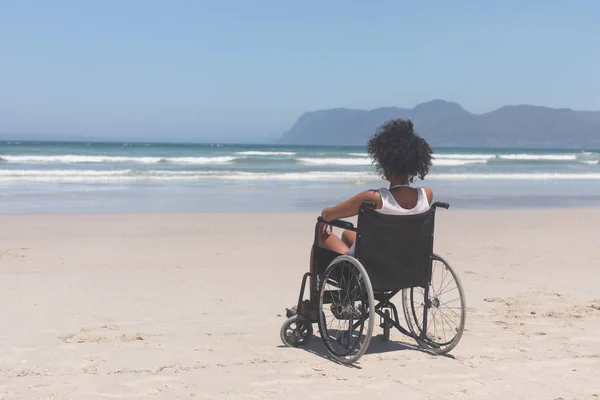 Visão Traseira Jovem Mulher Mestiça Desativar Sentado Cadeira Rodas Praia — Fotografia de Stock