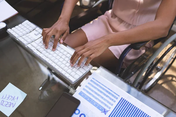 Mittelteil Der Jungen Behinderten Geschäftsfrau Arbeitet Computer Schreibtisch Büro — Stockfoto