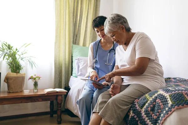 Güzel Asyalı Kadın Doktor Emekli Evde Dijital Tablet Kullanarak Kıdemli — Stok fotoğraf