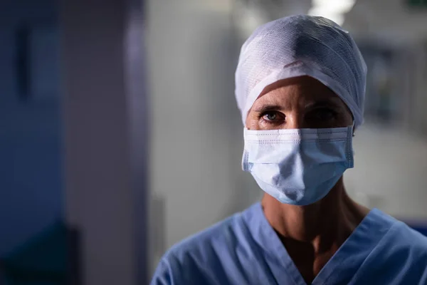 Retrato Uma Cirurgiã Branca Olhando Para Câmera Com Uma Máscara — Fotografia de Stock