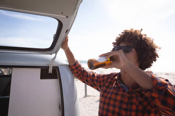 Vista Frontal Homem Raça Mista Bebendo Uma Cerveja Enquanto Ele — Fotografia de Stock