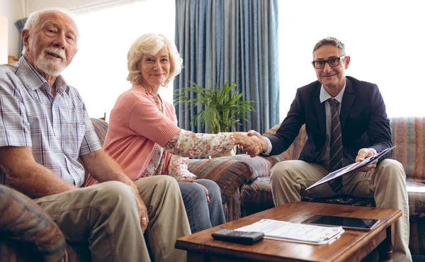 Portrait Matured Caucasian Male Physician Shaking Hand Smiling Senior Couple — Stock Photo, Image