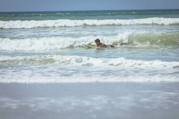 Vista Frontal Jovem Surfista Sexo Masculino Que Gosta Surfar Praia — Fotografia de Stock