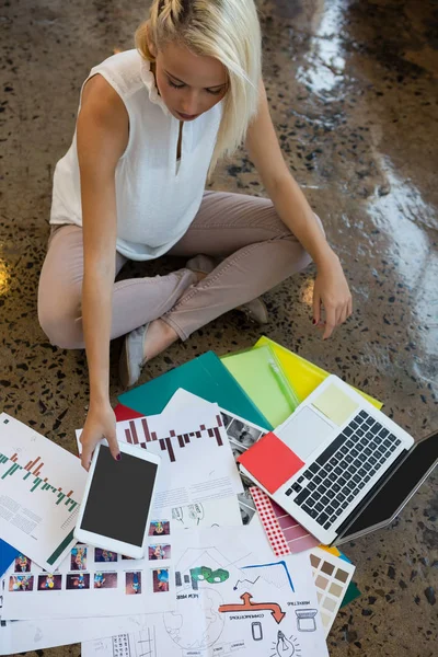 Vista Ángulo Alto Mujer Caucásica Utilizando Tableta Digital Mientras Trabaja — Foto de Stock