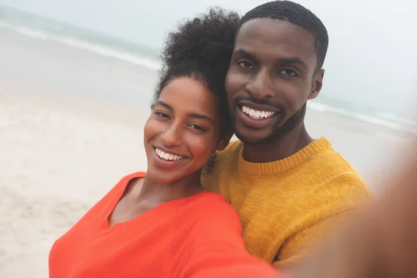 Retrato Una Linda Pareja Multiétnica Pie Playa Día Soleado Están —  Fotos de Stock