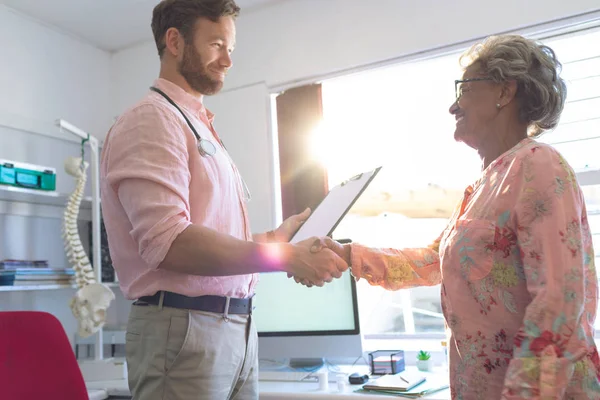 Sidovy Kaukasiska Manliga Läkare Interagerar Och Skakar Hand Med Kvinnliga — Stockfoto