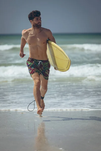 Vue Face Jeune Surfeur Masculin Avec Une Planche Surf Jaune — Photo