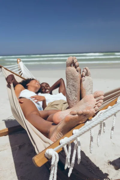 Vista Frontale Felice Giovane Coppia Multietnica Rilassante Amaca Spiaggia Nella — Foto Stock