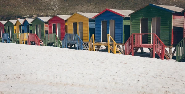 Színes Strand Kunyhók Parton Egy Napsütéses Napon — Stock Fotó