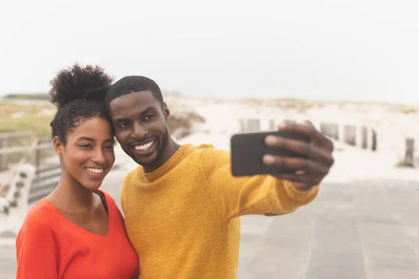 Vista Frontale Della Romantica Coppia Multietnica Che Selfie Sorride Vicino — Foto Stock