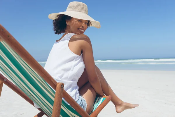 Portret Młodej Kobiety Rasy Mieszanej Dając Poza Siedząc Leżaku Plaży — Zdjęcie stockowe