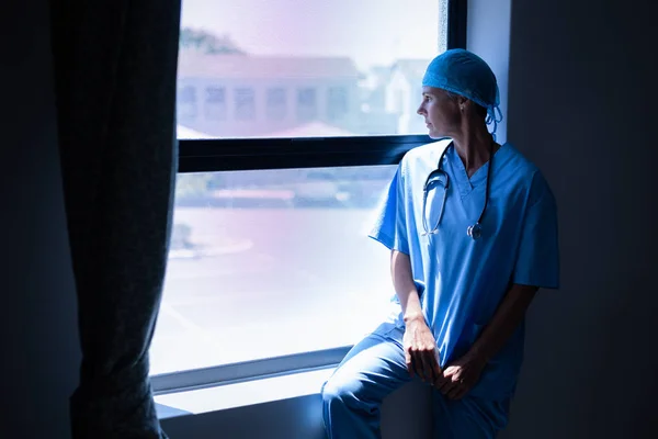 Side View Thoughtful Caucasian Female Surgeon Looking Window Clinic — Stock Photo, Image