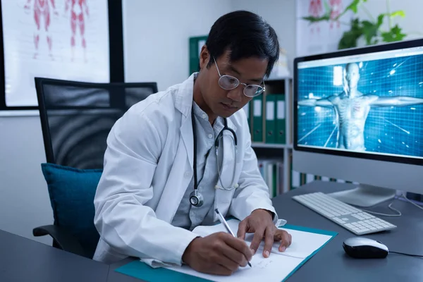 Pohled Toho Jak Jistý Asijský Mužský Doktor Píše Lékařský Soubor — Stock fotografie