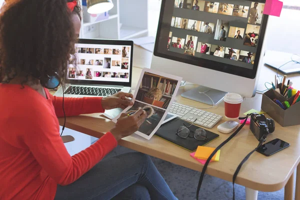 Seitenansicht Einer Jungen Grafikerin Mit Gemischter Rasse Die Fotos Schreibtisch — Stockfoto