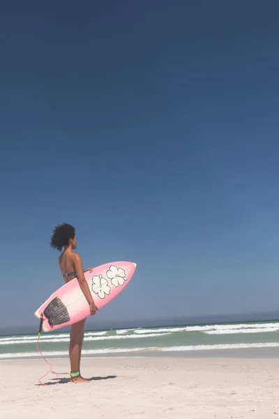 Vista Lateral Surfista Feminina Raça Mista Com Uma Prancha Surf — Fotografia de Stock