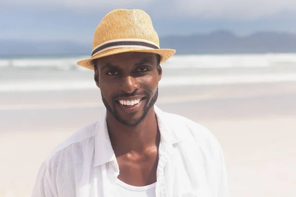 Портрет Улыбающегося Афроамериканца Стоящего Пляже Солнечный День Улыбается Смотрит Камеру — стоковое фото