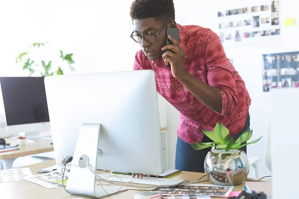 Vista Lateral Jovem Designer Gráfico Afro Americano Falando Celular Enquanto — Fotografia de Stock