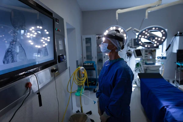 Operasyon Tiyatrosunda Cerrahi Monitöre Bakan Kafkas Bir Kadın Cerrahın Yan — Stok fotoğraf