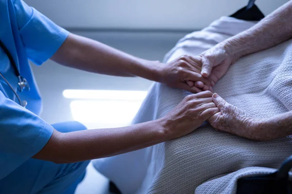 Corte Médio Paciente Idosa Segurando Mãos Cirurgião Corredor Hospitalar — Fotografia de Stock