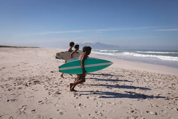 Seitenansicht Einer Gruppe Multiethnischer Freunde Die Mit Surfbrettern Ans Wasser — Stockfoto