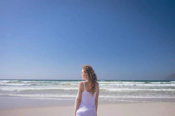 Achteraanzicht Van Mooie Kaukasische Vrouw Permanent Strand Een Zonnige Dag — Stockfoto