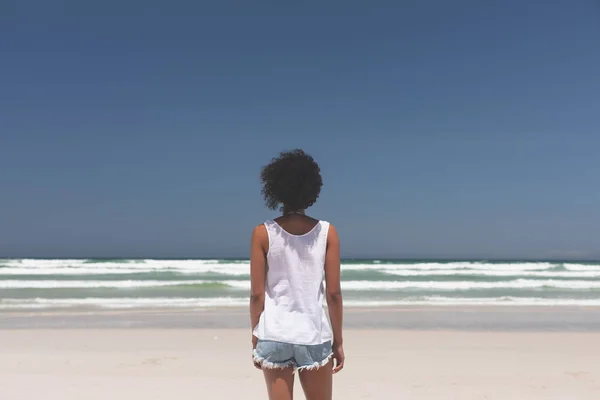 화창한 해변에 여자의 있습니다 그녀는 바다를 찾으십시오 — 스톡 사진