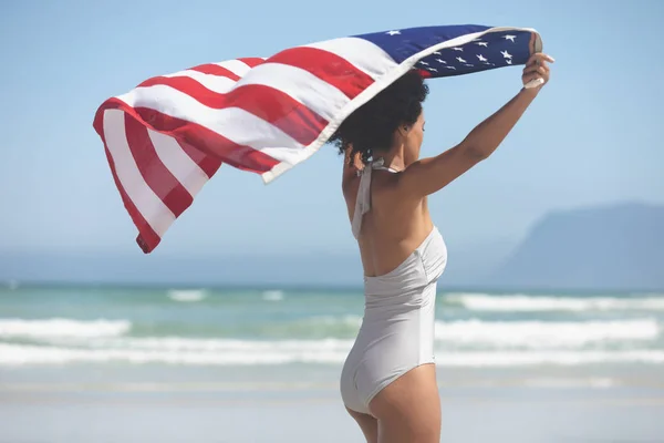 Vista Lateral Mujer Raza Mixta Con Bandera Americana Playa Día — Foto de Stock