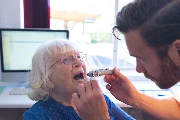 Side View Male Caucasian Doctor Checking Senior Female Patient Mouth — Stock fotografie