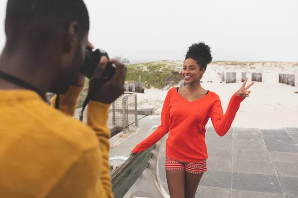 Bakifrån Afrikansk Amerikansk Man Fånga Foto Ganska Mixed Race Kvinna — Stockfoto