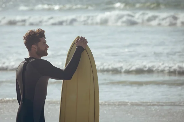 Vista Lateral Jovem Surfista Caucasiano Com Uma Prancha Surf Uma — Fotografia de Stock