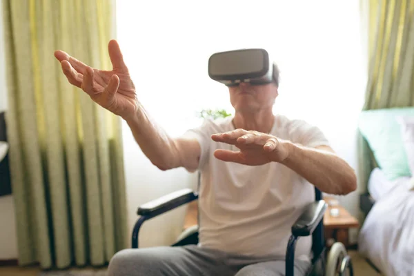 Front View Senior Caucasian Male Patient Using Virtual Reality Headset — Stock Photo, Image