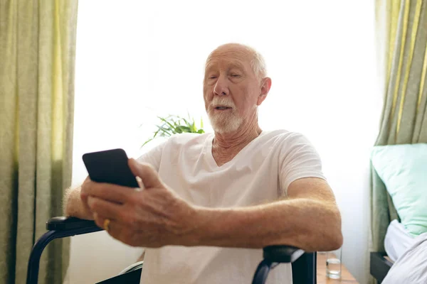 Visão Frontal Paciente Masculino Caucasiano Sênior Usando Telefone Celular Casa — Fotografia de Stock