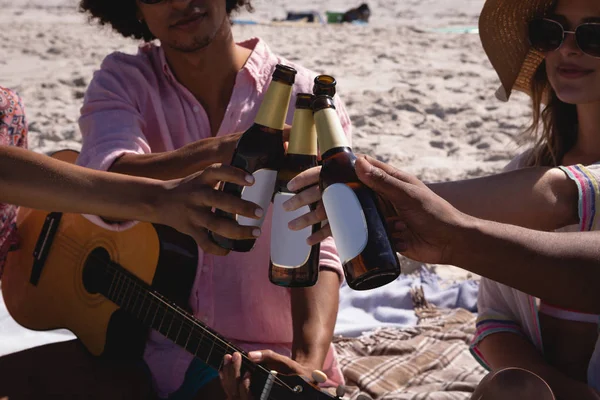 Nahaufnahme Einer Gruppe Multiethnischer Freunde Die Auf Eine Bierflasche Strand — Stockfoto