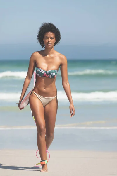 Retrato Surfista Femenina Raza Mixta Con Una Tabla Surf Caminando — Foto de Stock