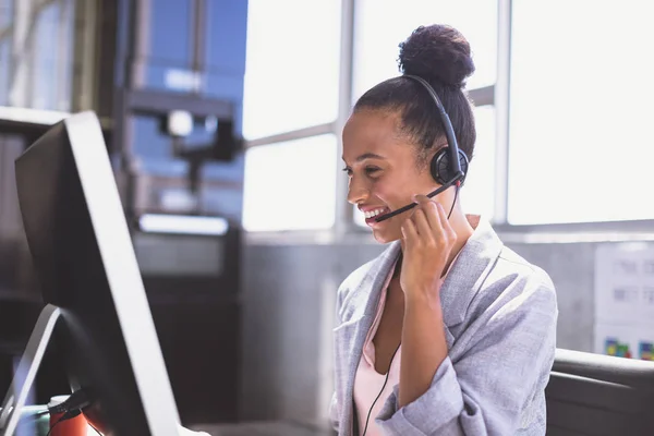 Vista Lateral Joven Mujer Negocios Raza Mixta Hablando Con Auriculares — Foto de Stock