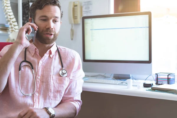 Fram Sidan Kaukasisk Manlig Läkare Pratar Mobil Telefon Kliniken Mot — Stockfoto