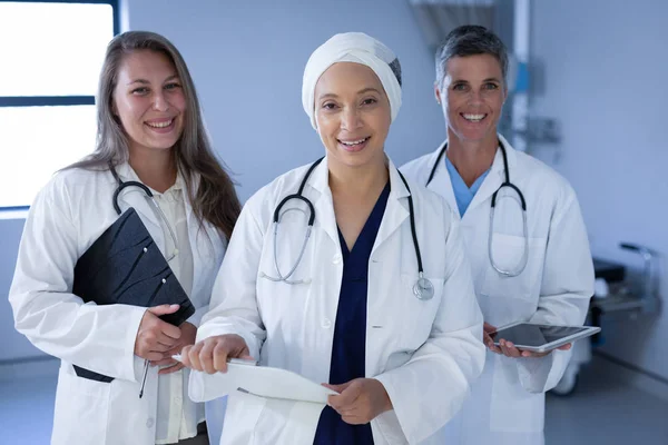 Retrato Doctoras Maduras Multiétnicas Sonriendo Cámara Pie Hospital Con Estetoscopio —  Fotos de Stock