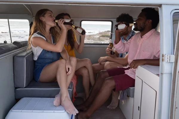 Seitenansicht Einer Gruppe Multiethnischer Freunde Die Strand Einem Wohnmobil Bier — Stockfoto