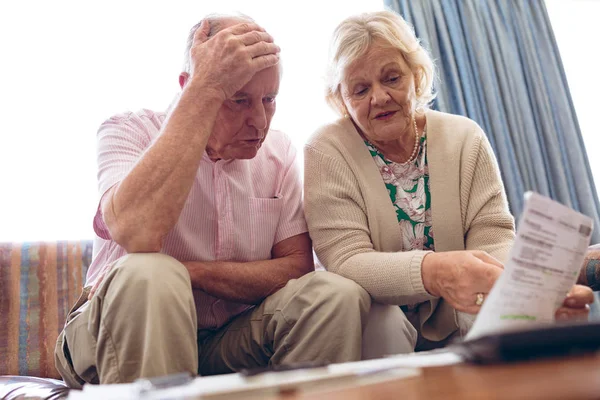 Vista Frontal Pareja Ancianos Caucásicos Preocupados Discutiendo Sobre Factura Médica —  Fotos de Stock