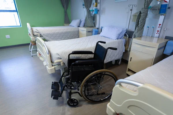Hastanede Boş Hastane Yatakları Tekerlekli Sandalye Satırı — Stok fotoğraf