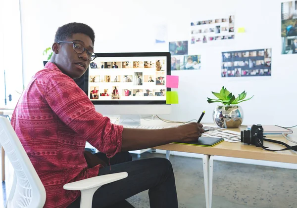 年轻的非洲裔美国人平面设计师在办公桌上制作图形平板电脑的肖像 他在看照相机 — 图库照片
