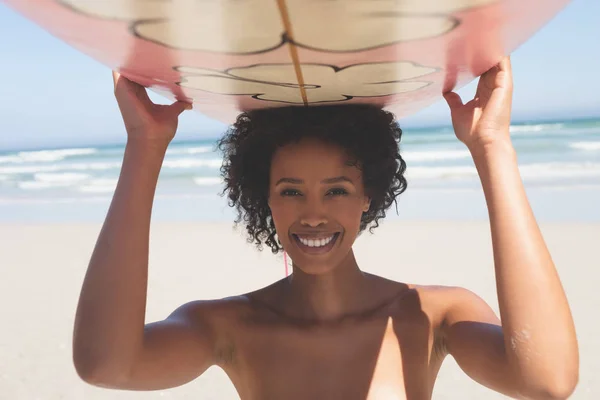 Portret Van Vrouwelijke Surfer Mixed Race Uitvoering Surfplank Strand Een — Stockfoto