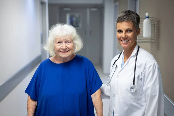 Portrait Mature Caucasian Female Doctor Senior Caucasian Female Patient Looking — Stock Photo, Image