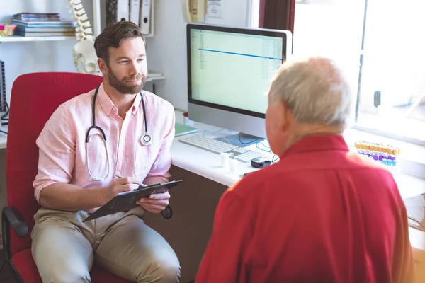 Hög Vinkel Kaukasisk Manlig Läkare Pratar Med Kaukasiska Senior Patienten — Stockfoto