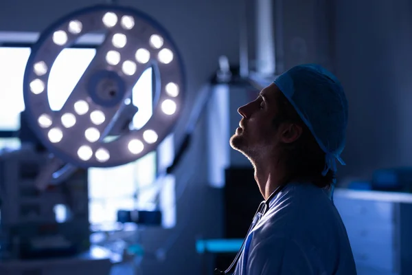 Boční Pohled Nervózní Kavkazského Mužského Chirurga Sedícího Operačním Sále Zavřel — Stock fotografie